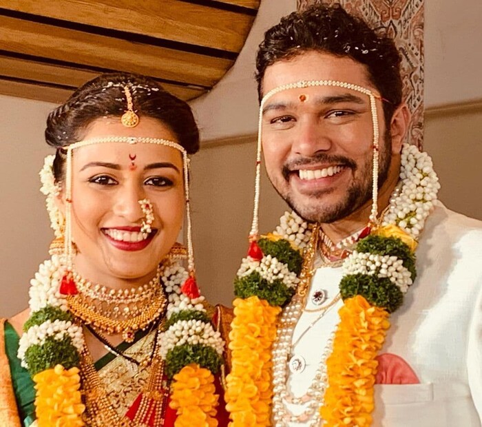 Mr. & Mrs. टिळक लग्नाच्या जोड्यात सुंदर दिसत आहे. कोरोनामुळे काही मोजक्या लोकांच्या उपस्थितीमध्ये हा लग्नसोहळा पार पडला. 