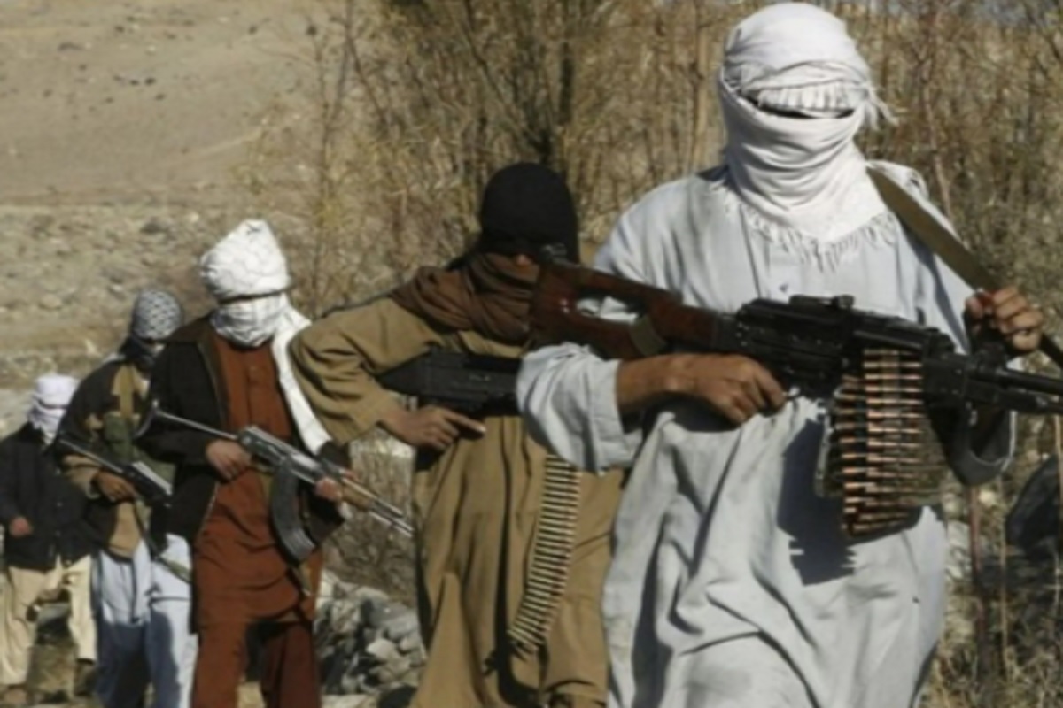 अफगाणिस्तानात चोरीची भयंकर तालिबानी शिक्षा, 3 चोरांना गोळी मारुन लटकवलं JCB ला