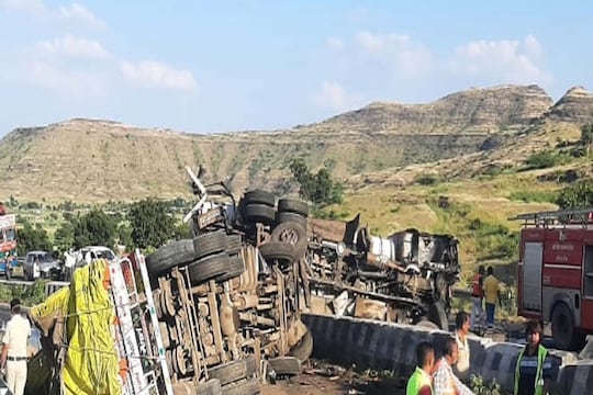 चांदवडच्या राहुड घाटात (rahud ghat chandwad) भीषण अपघात झाला.  
