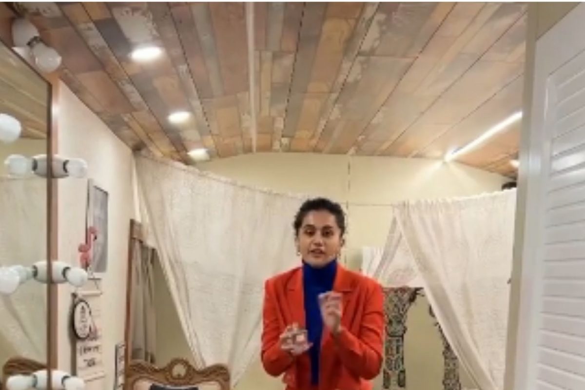 परफ्यूम असा मारायचा! Tapsee Pannu ने शिकवली नवीन ट्रिक Video होतोय व्हायरल