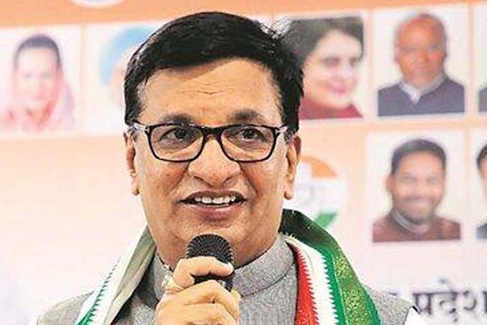 'दर आठवड्याला सरकार पडेल या आकांक्षाने भाजपमधील अनेक लोक मंत्रिपद मिळेल याकरता नवीन कपडे शिवतात पण त्यांना काही मुहूर्त लागत नाही'