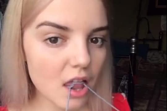 OMG! नाकाला जीभ लावणं सोडा आता जिभेने हे काम करून दाखवा; VIDEO पाहून चक्रावून जाल