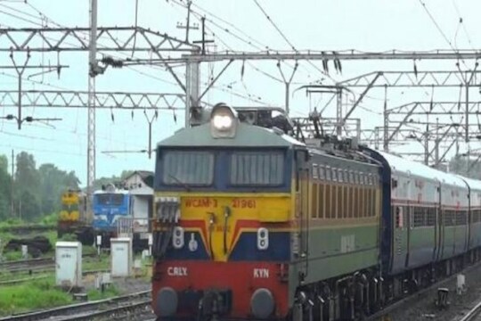 पुणे: रेल्वे रोखण्यासाठी भामट्यांनी तोडल्या सिग्नलच्या वायरी; कोणार्क एक्स्प्रेसवर दरोडा