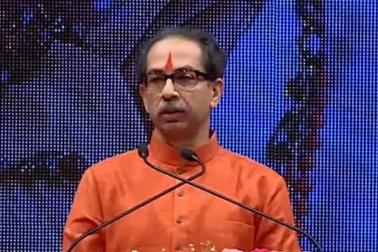 'जमलेल्या माझ्या तमाम हिंदू माता आणि बंधू भगिनींनो...असं म्हणत उद्धव ठाकरे यांच्या भाषणाला सुरुवात केली...'