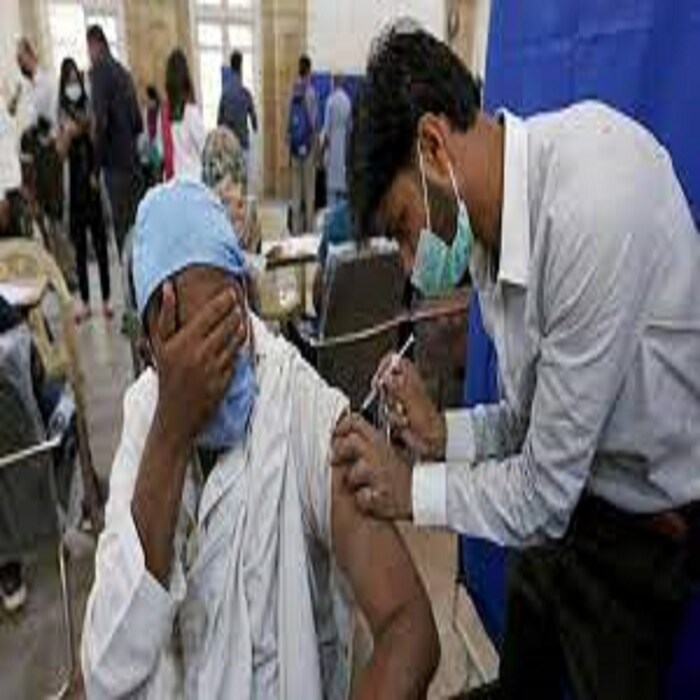 देशातील कोरोनाचे रुग्ण घटत असून चार्टर्ड फ्लाईटनं येणाऱ्या नागरिकांना टूरिस्ट व्हिसा देण्याचा निर्णय सरकानं घेतला आहे.