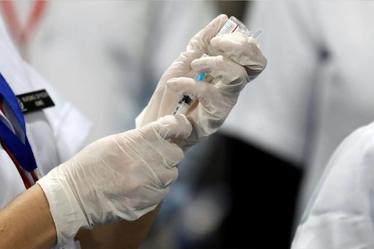 आता Omicron व्हेरिएंटवरही येणार लस; Pfizer ने सुरू केली निर्मिती, वाचा कधी होणार उपलब्ध
