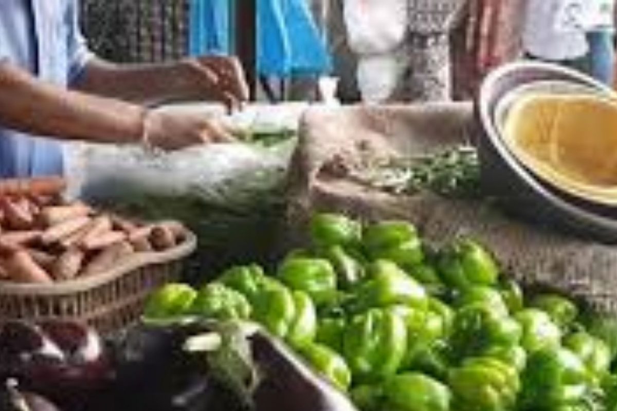 सर्वसामान्यांनी जगायचं कसं? इंधन दरवाढीमुळे ऐन सणासुदीत भाज्यांचे भाव भिडले गगनाला