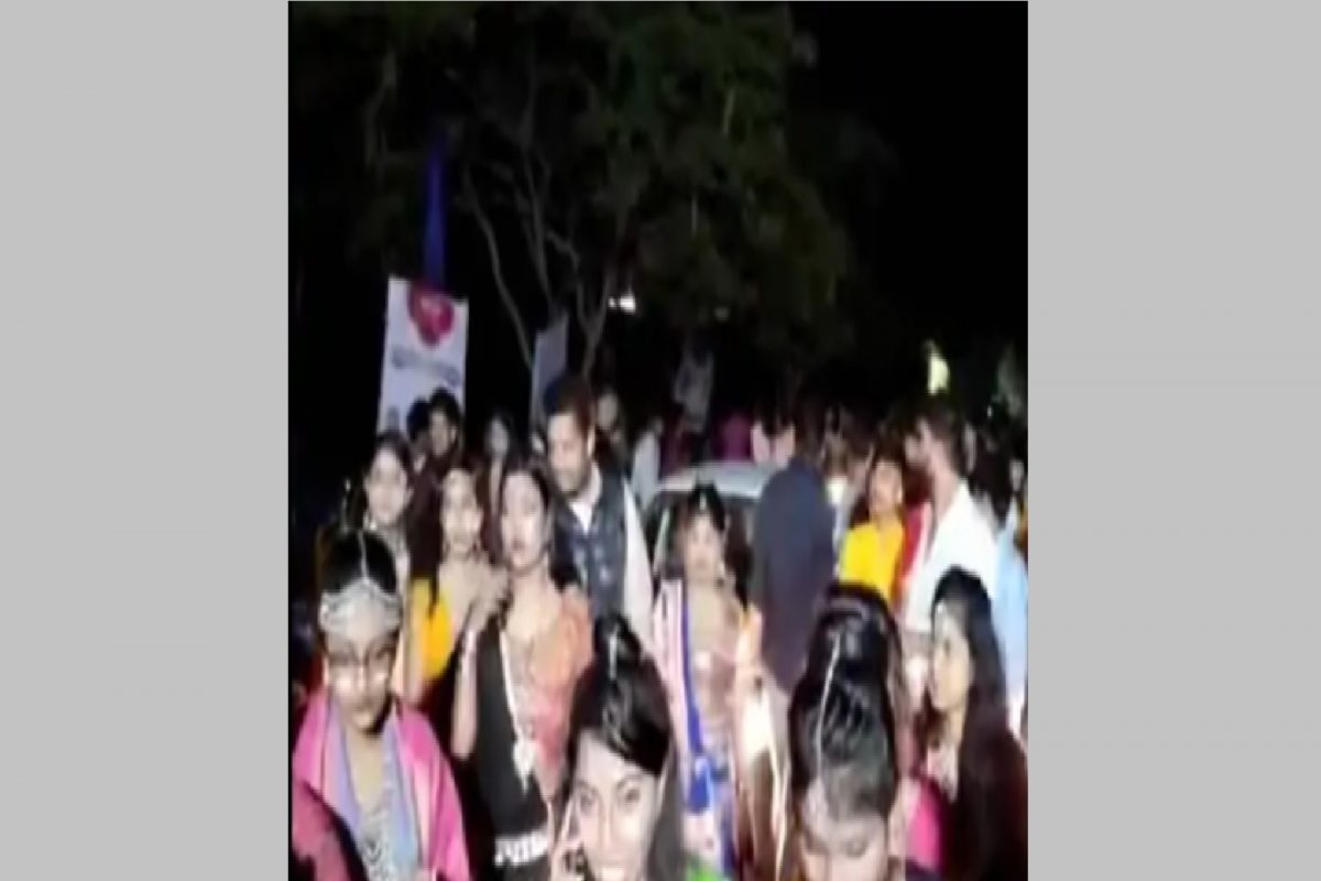 गरब्यात अहिंदूंना प्रवेश दिल्यानं गदारोळ: ‘लव्ह जिहाद’चा आरोप करत इंदूरमध्ये थांबवला गरबा; विहिंप, बजरंग दलाचे कार्यकर्ते आक्रमक