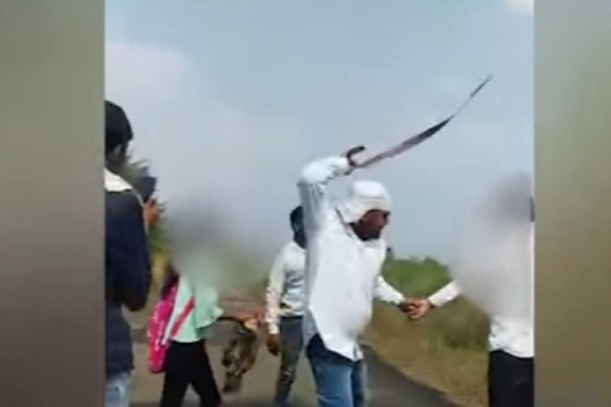 सावत्र बापाचं राक्षसी कृत्य; मुलीच्या मित्राला भररस्त्यात बेल्टने मारहाण, धक्कादायक VIDEO