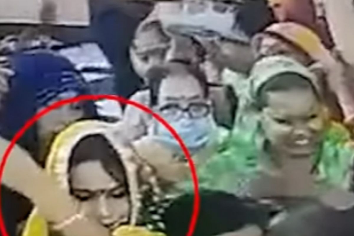 मंदिरात चक्क देवीच्या मूर्तीसमोर चोरी; टोळीने सर्वांसमोर साधला डाव, पाहा हैराण करणारा VIDEO