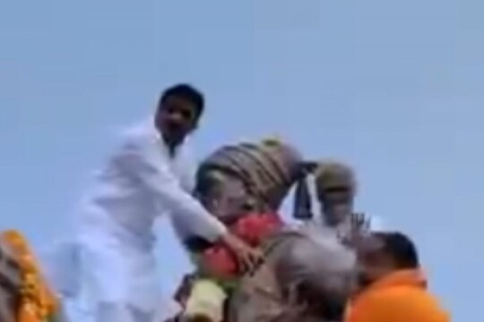 छत्रपती शिवाजी महाराजांच्या पुतळ्याला हार घालण्यासाठी NCP चे आमदार चढले पुतळ्यावर; VIDEO सोशल मीडियावर व्हायरल