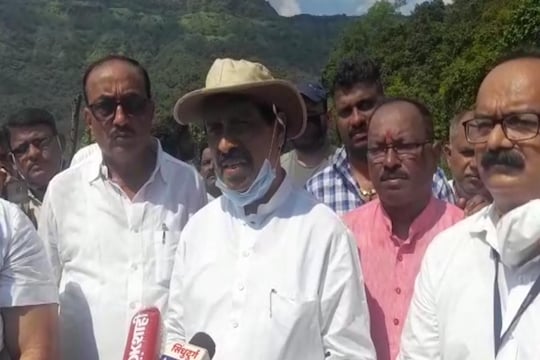   बऱ्याच वेळा बोलण्याच्या ओघामध्ये कुठल्या पक्षाचा कोणता मंत्री आहे? त्याकडे कोणते पद आहे. याचेही भान बोलताना राहत नाही. विनायक राऊत यांच्या बाबतीत असाच प्रकार घडला आहे.