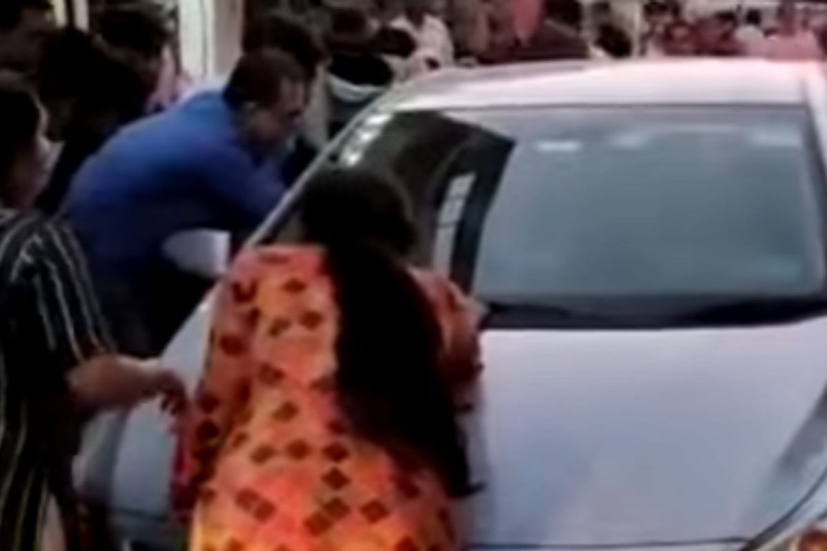 मुलींनी दुसऱ्या महिलेसोबत बापाला पकडलं रंगेहाथ; बेदम मारहाणीचा Video आला समोर