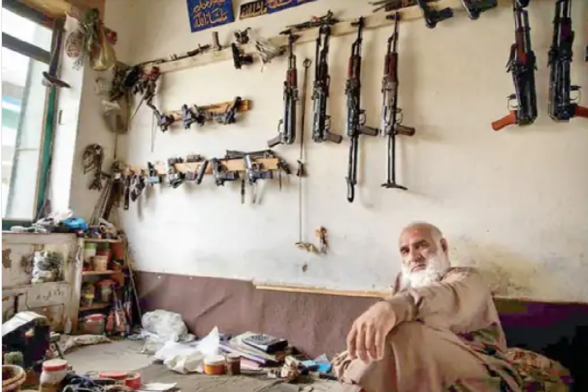 धोक्याची घंटा! पाकिस्तान-अफगाण सीमेवर भरतोय शस्त्रास्त्रांचा ‘बुश बाजार’, अनेक दशकांनंतर धंदा तेजीत