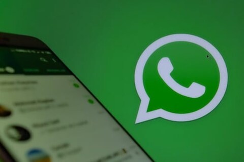 व्हॉट्सअॅप (WhatsApp) हे फेसबुक (Facebook) कंपनीच्या मालकीचं असलेलं इस्टंट चॅट अॅप्लिकेशन (Instant Chat Application) संपर्कासाठी जगभरात वापरलं जाणारं अॅप आहे, यात काही शंकाच नाही. 
