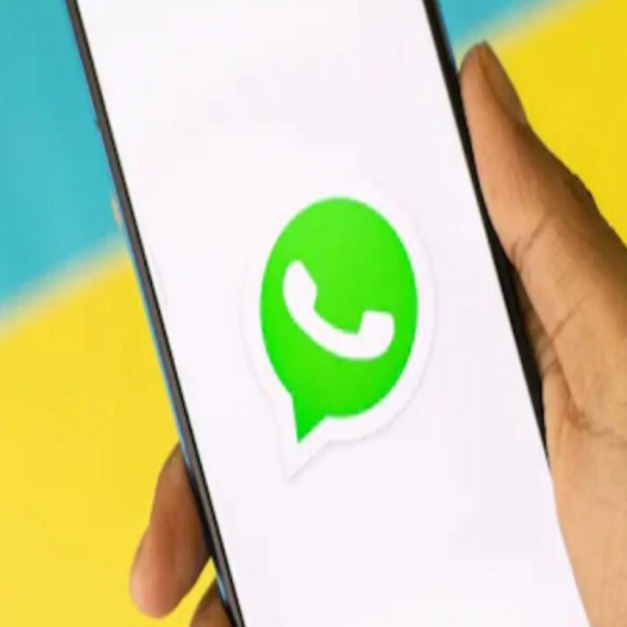 सर्वात आधी WhatsApp ओपन करा आणि उजव्या बाजूला असलेल्या तीन डॉटवर क्लिक करा. त्यानंतर सेटिंगमध्ये अकाउंटवर टॅप करा.