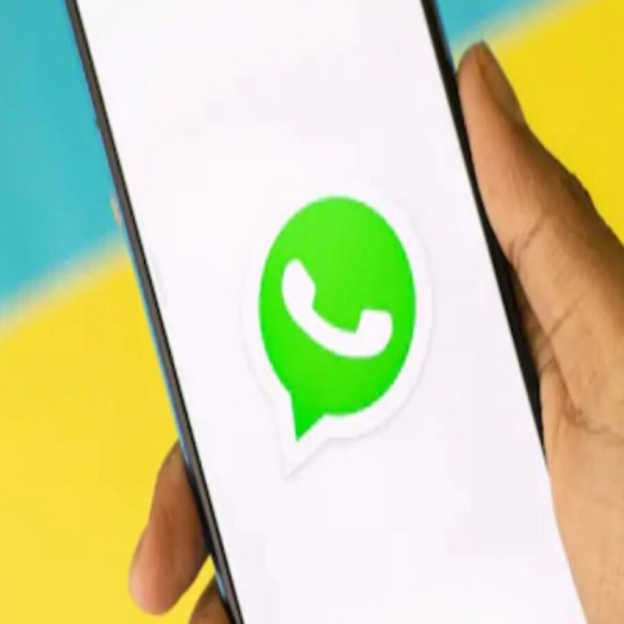सर्वात आधी WhatsApp ओपन करा आणि उजव्या बाजूला असलेल्या तीन डॉटवर क्लिक करा. त्यानंतर सेटिंगमध्ये अकाउंटवर टॅप करा.