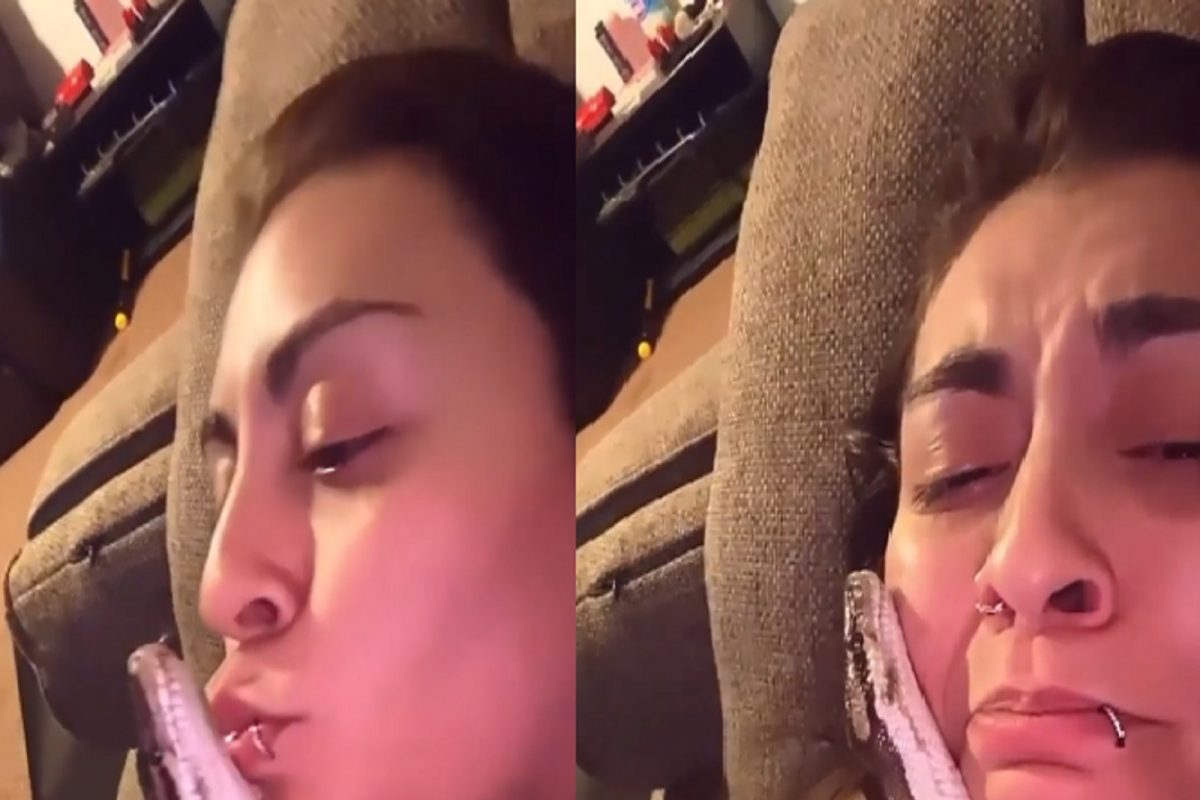 I LOVE YOU म्हणत चक्क भल्यामोठ्या सापालाच KISS देत राहिली आणि...; VIDEO पाहून अंगावर काटा येईल