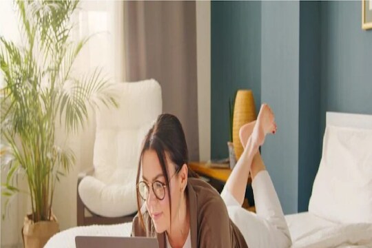 Explainer: बेडवरून 'Work From Home' ठरु शकतं मानसिक आरोग्याला घातक