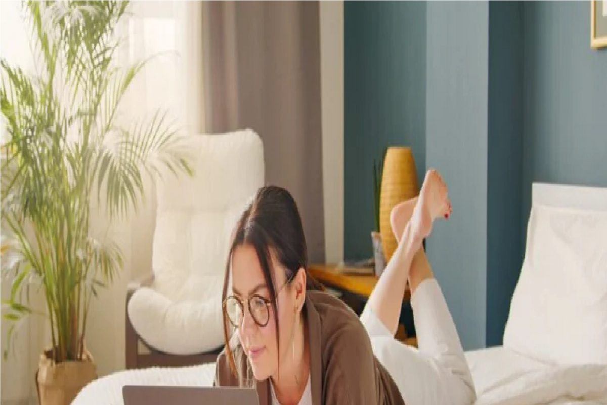 Explainer: बेडवरून 'Work From Home' ठरु शकतं मानसिक आरोग्याला घातक