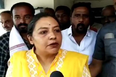 
'उपमुख्यमंत्री आणि गृहमंत्री कार्यालयामध्ये बसून पोलिसांवर दबाव टाकला जात आहे. या कार्यालयांचा पुरेपूर वापर केला जात आहे'