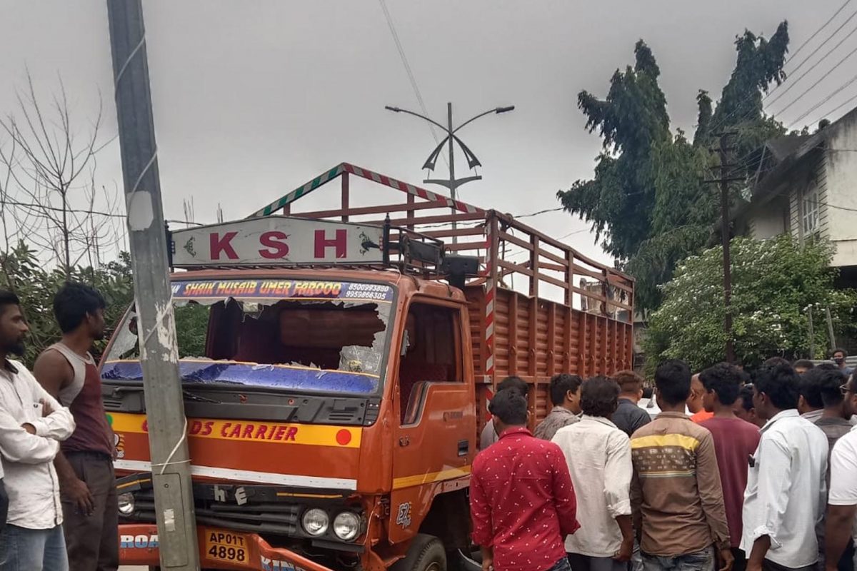 अनेक वाहनांना धडक दिल्यानंतर आयशर ट्रक काही अंतरावर डिव्हायडर तोडून विजेच्या खांबावर जाऊन आदळला.