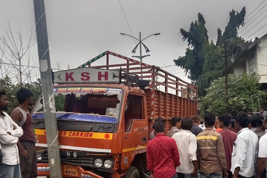 अनेक वाहनांना धडक दिल्यानंतर आयशर ट्रक काही अंतरावर डिव्हायडर तोडून  विजेच्या खांबावर जाऊन आदळला.