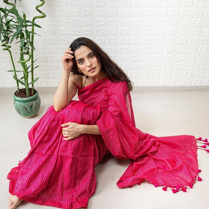 गुलाबी, काळ्या, हिरव्या, निळ्या, जांभळ्या अशा रंगाच्या साड्या प्रियाने नेसल्या आहेत.