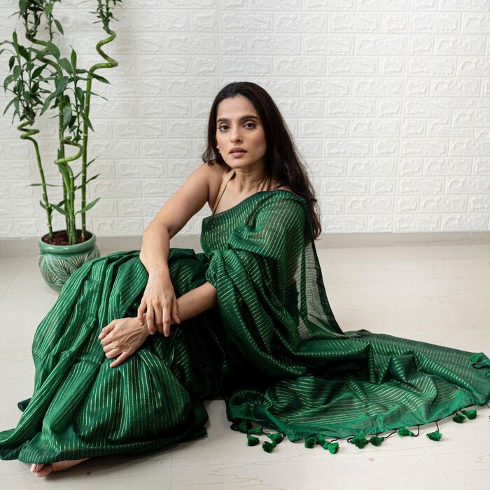 प्रियाने हे फोटो शेअर करत म्हटेले आहे की, बैठे-बैठे क्या करें करना है कुछ काम, शुरू करो saree modelling लेकर @sawenchi का नाम, असे म्हटले आहे.