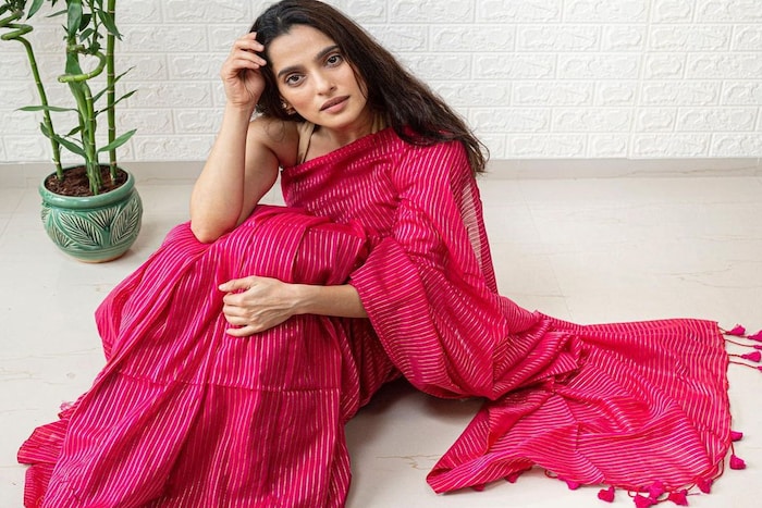 प्रिया बापटने सोशल मीडियावर विविध रंगाच्या साडीमधील काही फोटो शेअर केले आहेत.
