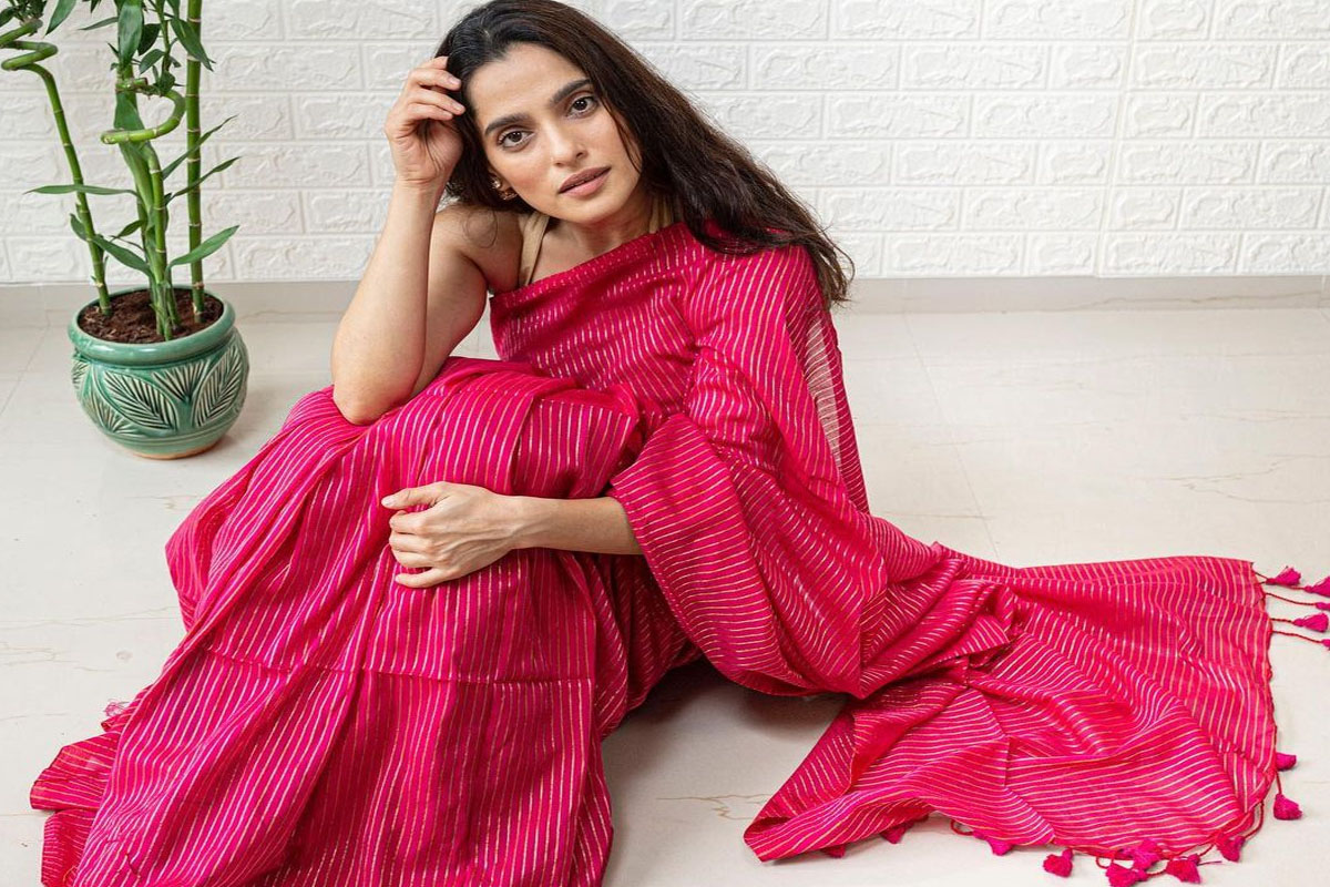 प्रिया बापटने सोशल मीडियावर विविध रंगाच्या साडीमधील काही फोटो शेअर केले आहेत.
