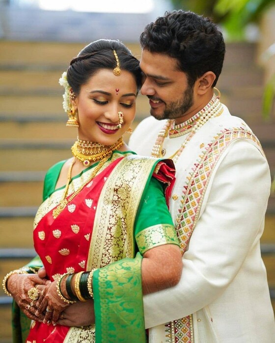 मराठीतील हे क्यूट कपल लग्नाच्या जोड्यात खुपच सुंदर दिसत आहे. चाहत्यांकडून त्यांच्यावर शुभेच्छांचा वर्षाव होत आहे. 