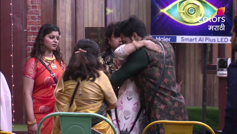 Bigg Boss Marathi च्या घरातून तृप्ती देसाई Out ; सदस्यांना अश्रू अनावर