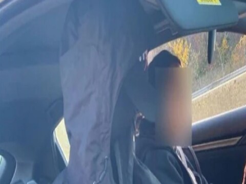 एका कारचालकाला (man dress up the car seat to look like person) कारमधील बाजूच्या सीटला जॅकेट आणि टोपी घातल्याचा मोठा भुर्दंड पडला आहे. 