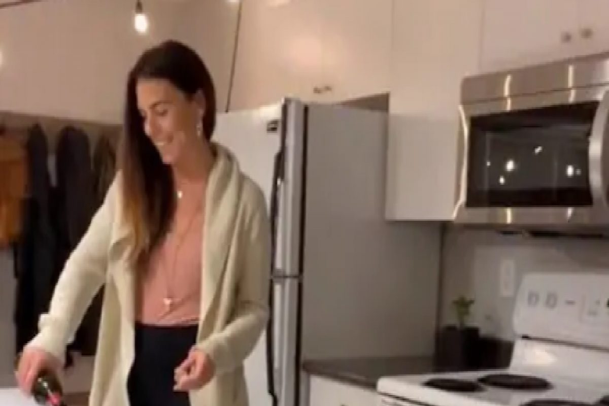 विचित्र! एकाच छताखाली, पण राहतात वेगवेगळे; या जोडप्यानं घरातच उभारलीय भिंत