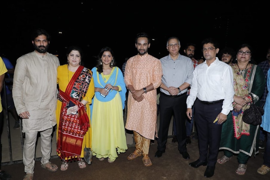 आता या मालिकेतील इंद्रा आणि दिपू म्हणजेच अभिनेता अजिंक्य राऊत आणि अभिनेत्री ऋता दुर्गुळे यांनी मनसे अध्यक्ष राज ठाकरे यांची भेट घेतली आहे.
