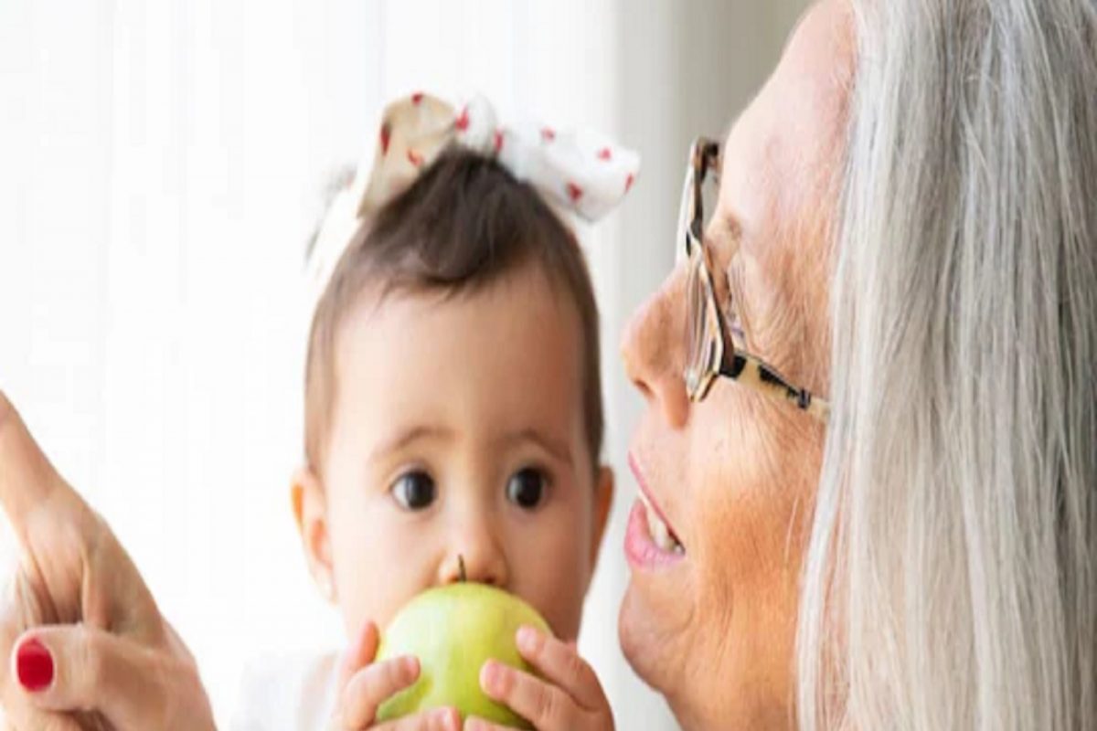 आजीनं नातीला दिली शिवी, मुलीच्या आईला आला संताप; अशी काढली भडास