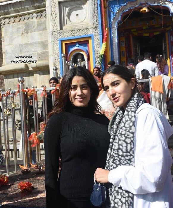 सारा आणि जान्हवी पूर्णपणे भोलेनाथ म्हणजे महादेवाच्या रंगात रंगलेल्या दिसत आहेत.