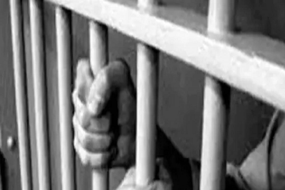 लेकीच्या हत्येसाठी बापाला डांबलं तुरुंगात, 3 वर्षांनी मुलगीच आली समोर