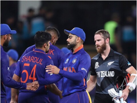 टी-20 वर्ल्ड कपमध्ये (T20 World Cup) टीम इंडियाची (Team India) कामगिरी अत्यंत लाजिरवाणी झाली आहे. पाकिस्तानविरुद्ध (India vs Pakistan) 10 विकेटने झालेल्या पराभवानंतर भारताने न्यूझीलंडविरुद्धचा (India vs New Zealand) सामना 8 विकेटने गमावला. या दोन पराभवामुळे टीम इंडियाचं सेमी फायनलला पोहोचण्याचं स्वप्न धूसर झालं आहे.
