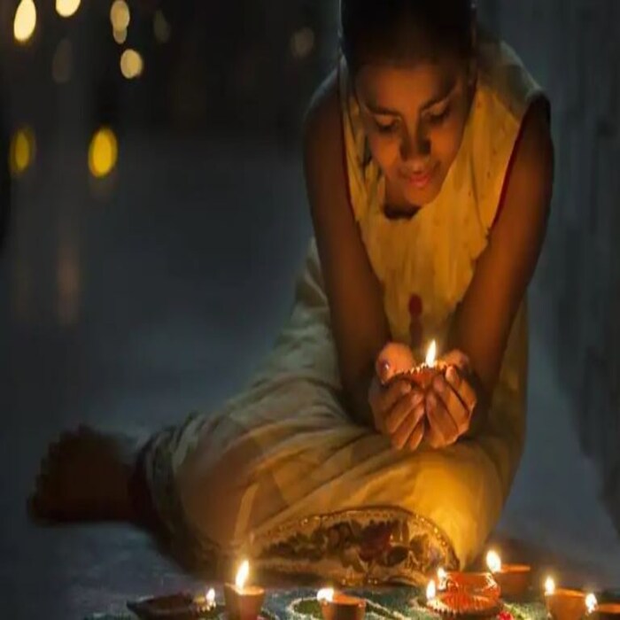 भारतात जवळपास सगळीकडेच दिवाळी साजरी केली जाते. तर काही भाग असेही असतात जिथे हा सण साजरा केला जात नाही. या ठिकाणी ना लक्ष्मीपूजन होतं ना फटाके फोडले जातात. 