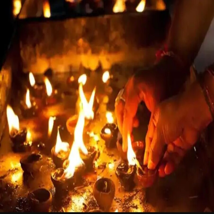 देशभऱात सगळीकडे दिवाळीचे फटाके फोडले जात असताना इथे मात्र एक दिवाही लावला जात नाही. आम्ही बोलत आहोत केरळ या राज्याबद्दल. भारतातील केरळ या राज्यात दिवाळीचा उत्साह पाहायला मिळत नाही. 
