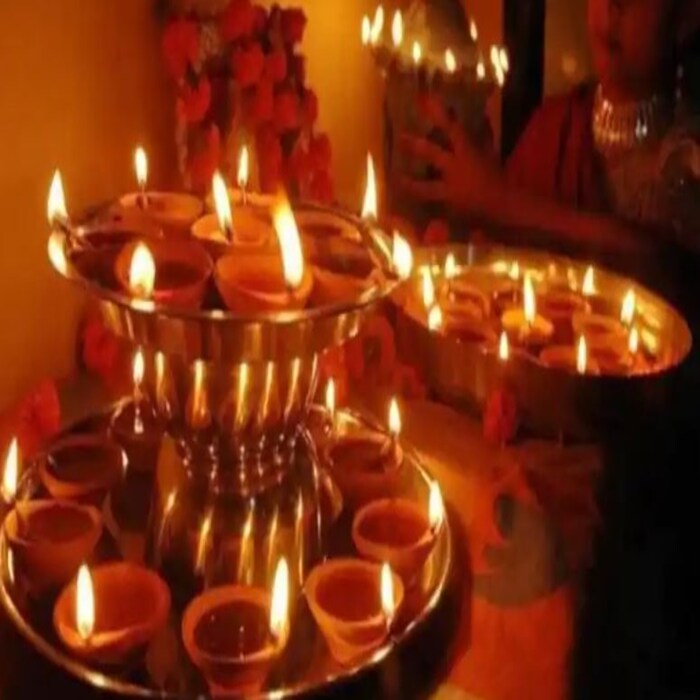 यामागे अनेक कारणं आहेत. याचं सर्वात महत्त्वाचं कारण आहे केरळमधील महाबली राज. महाबली राक्षस होता आणि केरळात त्याला पुजलं जातं. दिवाळी साजरं करण्याचं कारण आहे रावणावर रामाचा विजय. अशात एक राक्षसाची हार केरळचे लोक साजरी करत नाहीत. 
