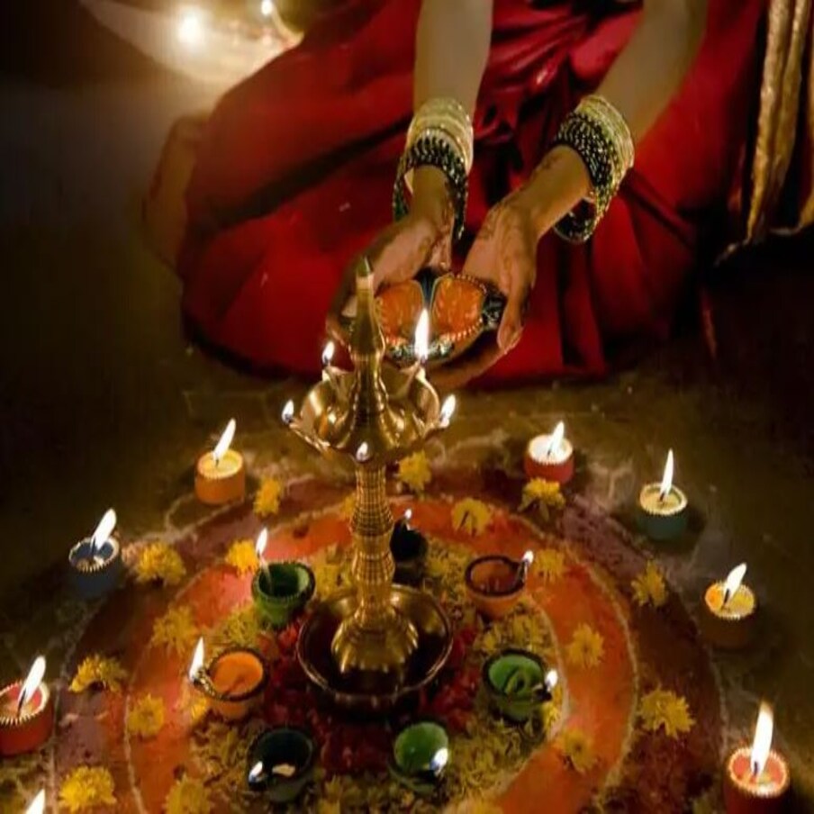 केरळमध्ये हिंदू धर्म मुख्य नाही. इथे हिंदू लोक खूप कमी आहेत. अशात दिवाळीमध्ये इथे फार उत्साह पाहायला मिळत नाही. सोबतच या काळात केरळमध्ये मान्सून परततो. यामुळे तिथे भरपूर पाऊस होतो. त्यामुळे फटाके आणि दिवे पेटवले जात नाहीत. 