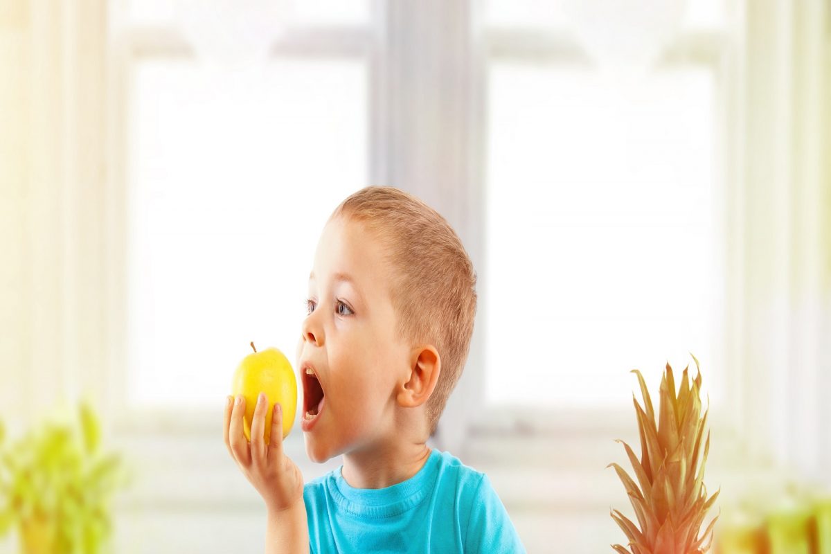 मुलांच्या मानसिक आरोग्यासाठी या गोष्टी आहेत महत्त्वाच्या; त्यांच्या आहारात असा करा समावेश