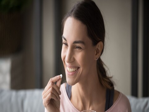 Essential Supplements For Women Health : पोषणतज्ज्ञांच्या मते, 30 वर्षांपेक्षा जास्त वयाच्या महिलांनी रोजच्या खाण्या-पिण्यासोबत काही विशेष आणि आवश्यक सप्लिमेंट्सचा आहारात समावेश करणे गरजेचे आहे. महिलांच्या आरोग्यासाठी काय महत्त्वाचे आहे ते जाणून घेऊया.
