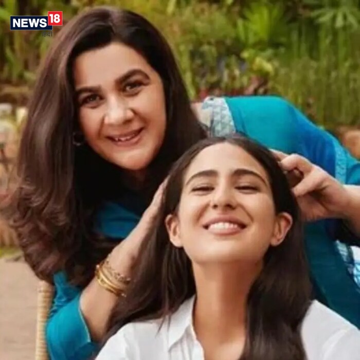 ती पुढे हसत म्हणाली की मी त्यावेळी खूप लहान होते आणि मला वाटले की अब्बा वाईट भाषा वापरतात आणि माझी आई एक पॉर्न साइट चालवते... त्यावेळी हे मजेदार नव्हते. सारानं पुढं म्हटलं, 'दोघांनाही 'सर्वोत्कृष्ट अभिनेत्यातील नकारात्मक भूमिकेसाठी' नामांकन मिळाले होते. तर माझी प्रतिक्रिया अशी होती, 'हे काय आहे!?'