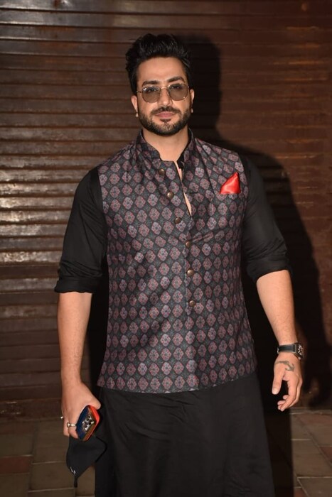 बिग बॉस फेम अभिनेता अली गोनीने काळ्या रंगाच्या पठाणी आणि प्रिंटेड जॅकेटमध्ये जबरदस्त स्टाईलमध्ये पार्टीमध्ये सहभाग घेतला होता. 