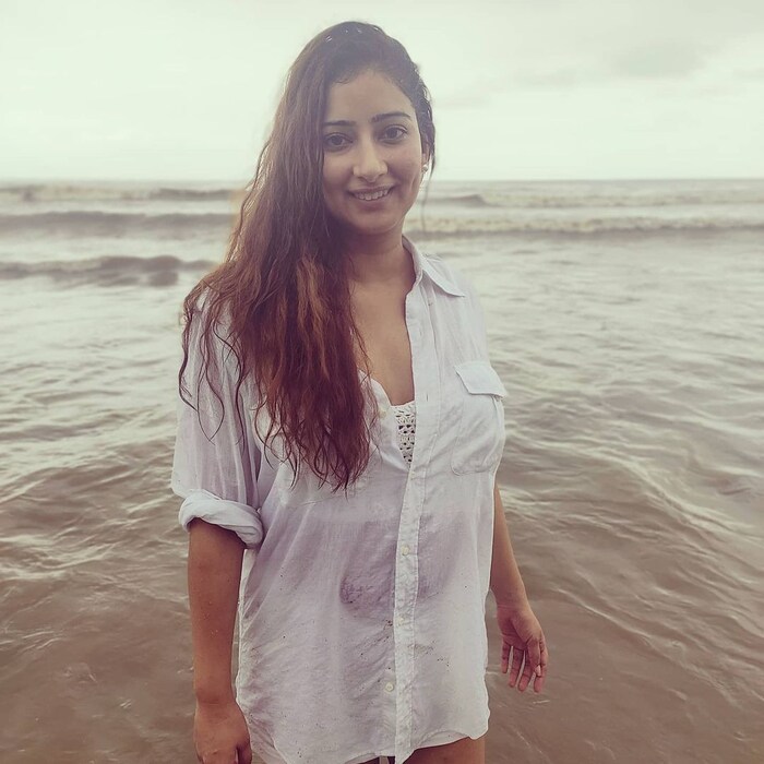 निहारिकाने इंपीरियल कॉलेज, लंडनमधून ट्रान्सलेशनल मेडिसिनमध्ये एमआरईएसचा अभ्यास केला आणि नंतर बॉल्टिमोरमधील जॉन हॉपकिन्स विद्यापीठातून कार्डिओलॉजीमध्ये संशोधन केल आहे. न्यूयॉर्क फिल्म अकॅडमीतुन अभिनयाचे प्रशिक्षणही घेतले आहे.