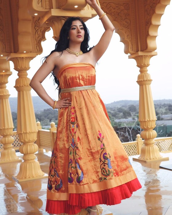 निहारिका पाश्चात्य शास्त्रीय संगीत आणि बॅलेट शिकली आहे. ती 'मिस इंडिया यूके 2010' राहिली आहे. ती 'मिस इंडिया वर्ल्डवाइड 2020' ची फर्स्ट रनरअप सुद्धा होती.